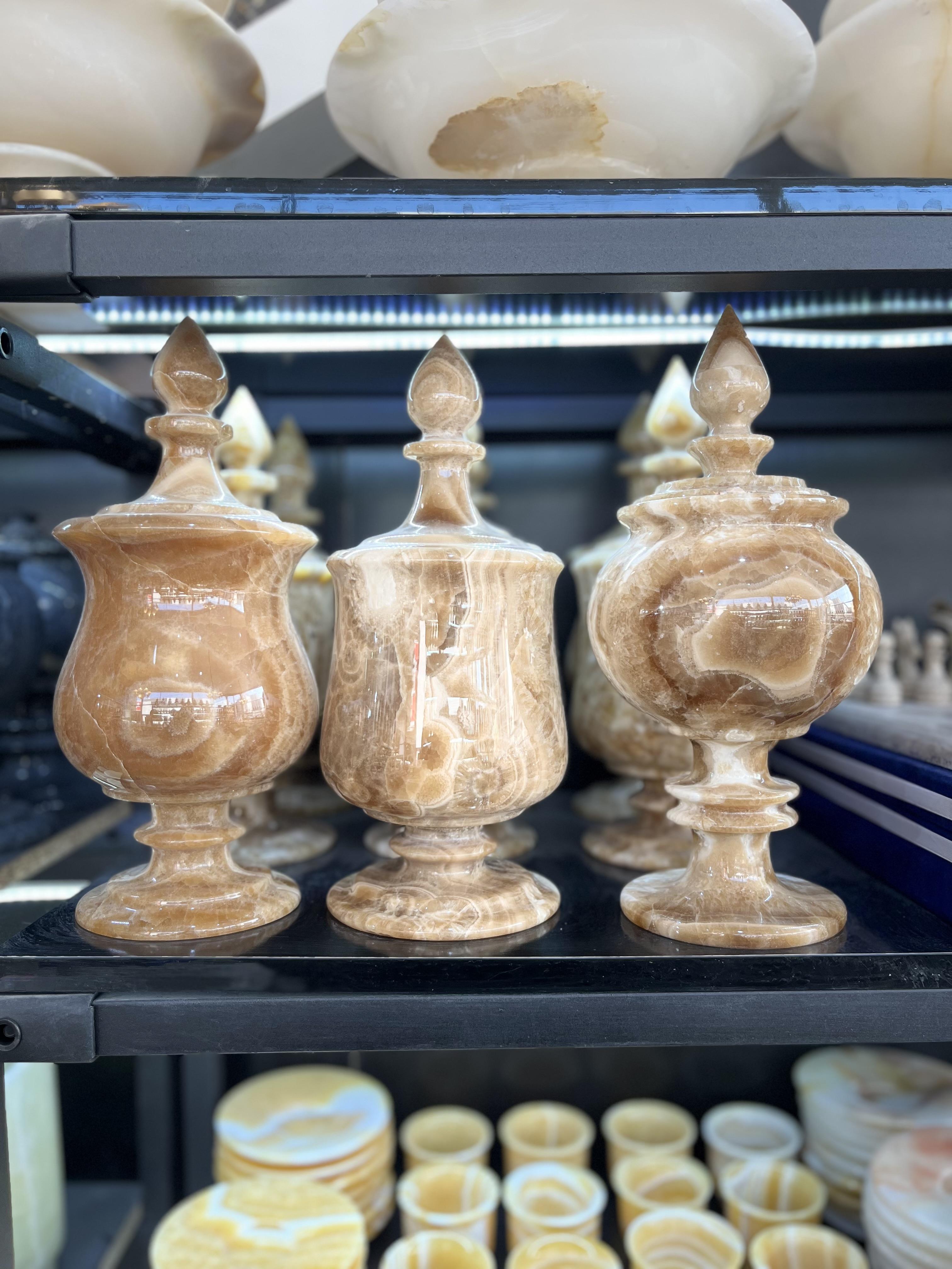 شکلات خوری سنگی پایه دار